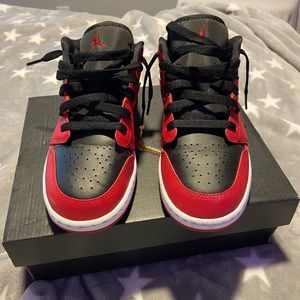 nike air jordan 1 lows grade school size 5 which is a woman’s 6